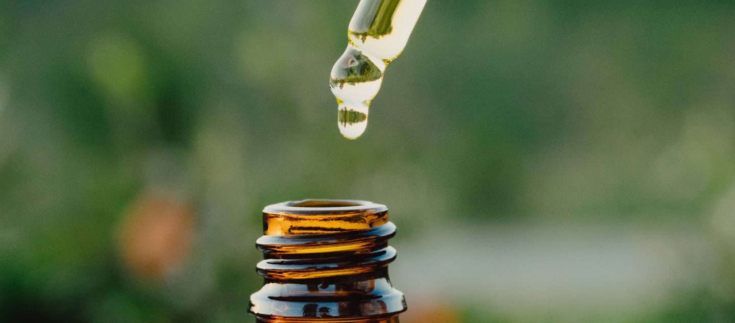 Setetes minyak yang di jatuhkan dari pinset