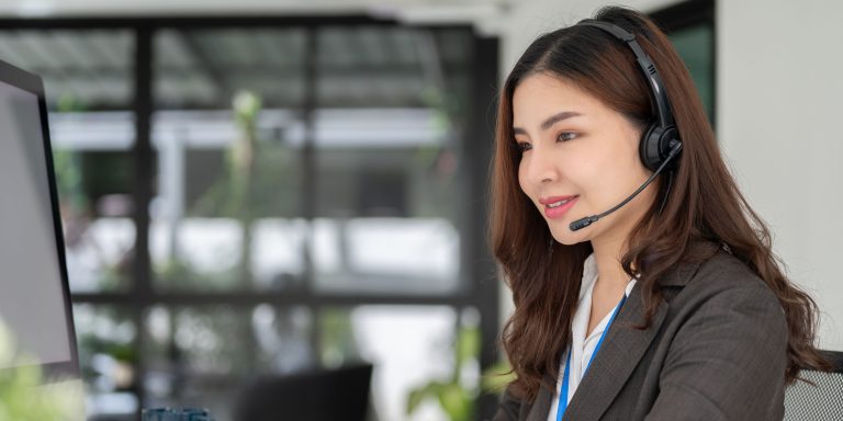 Seorang perempuan sebagai operator.