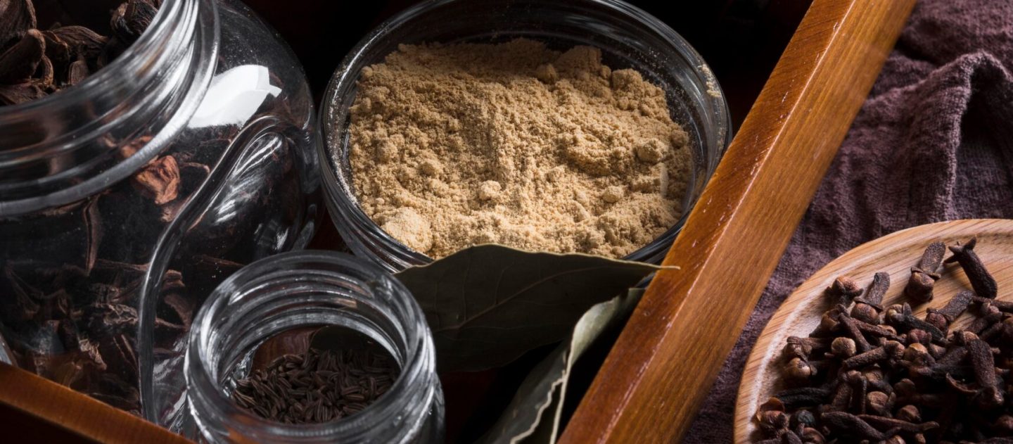 Semangkok bubuk bahan herbal