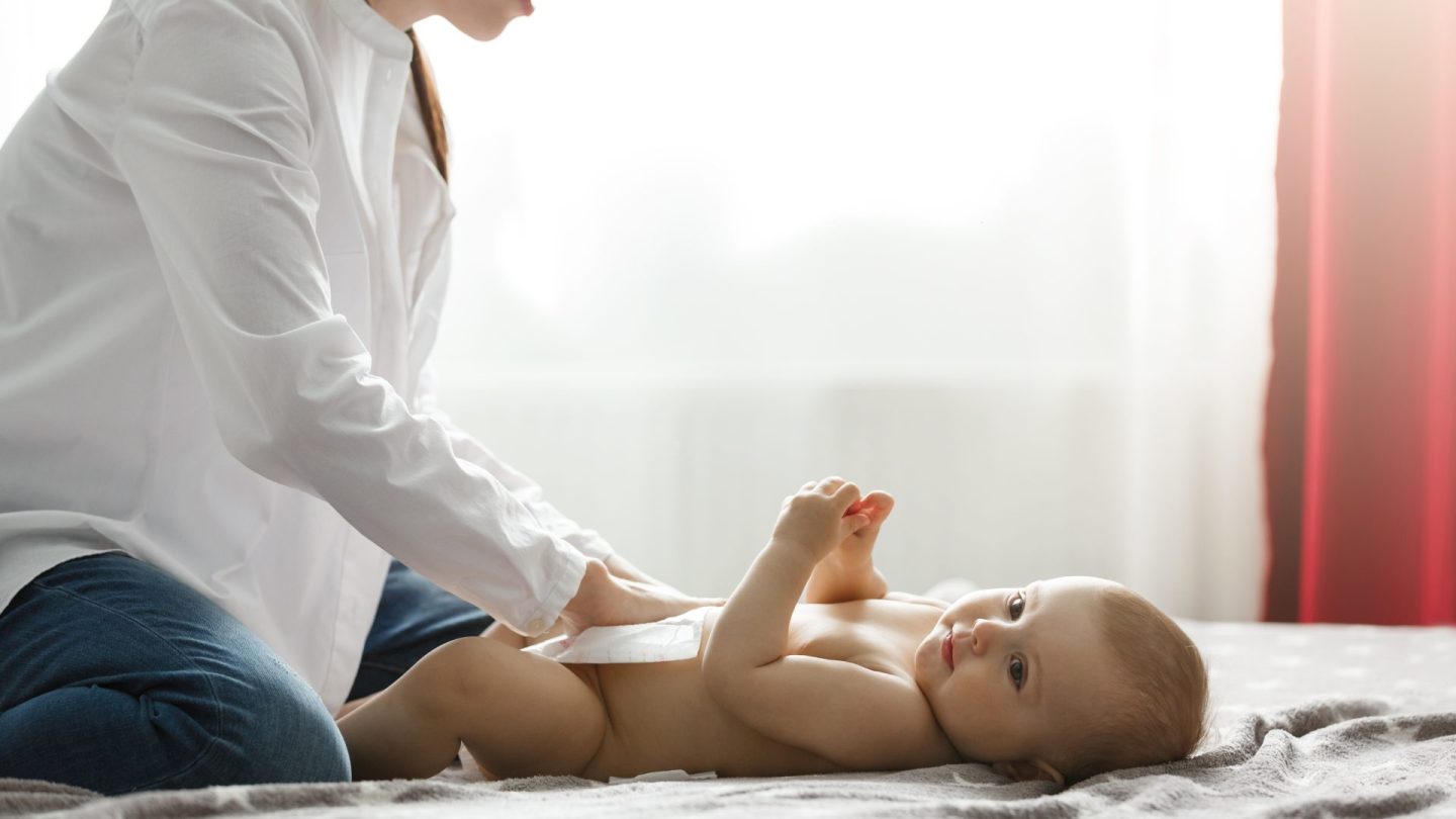 Seorang bayi berbaring.