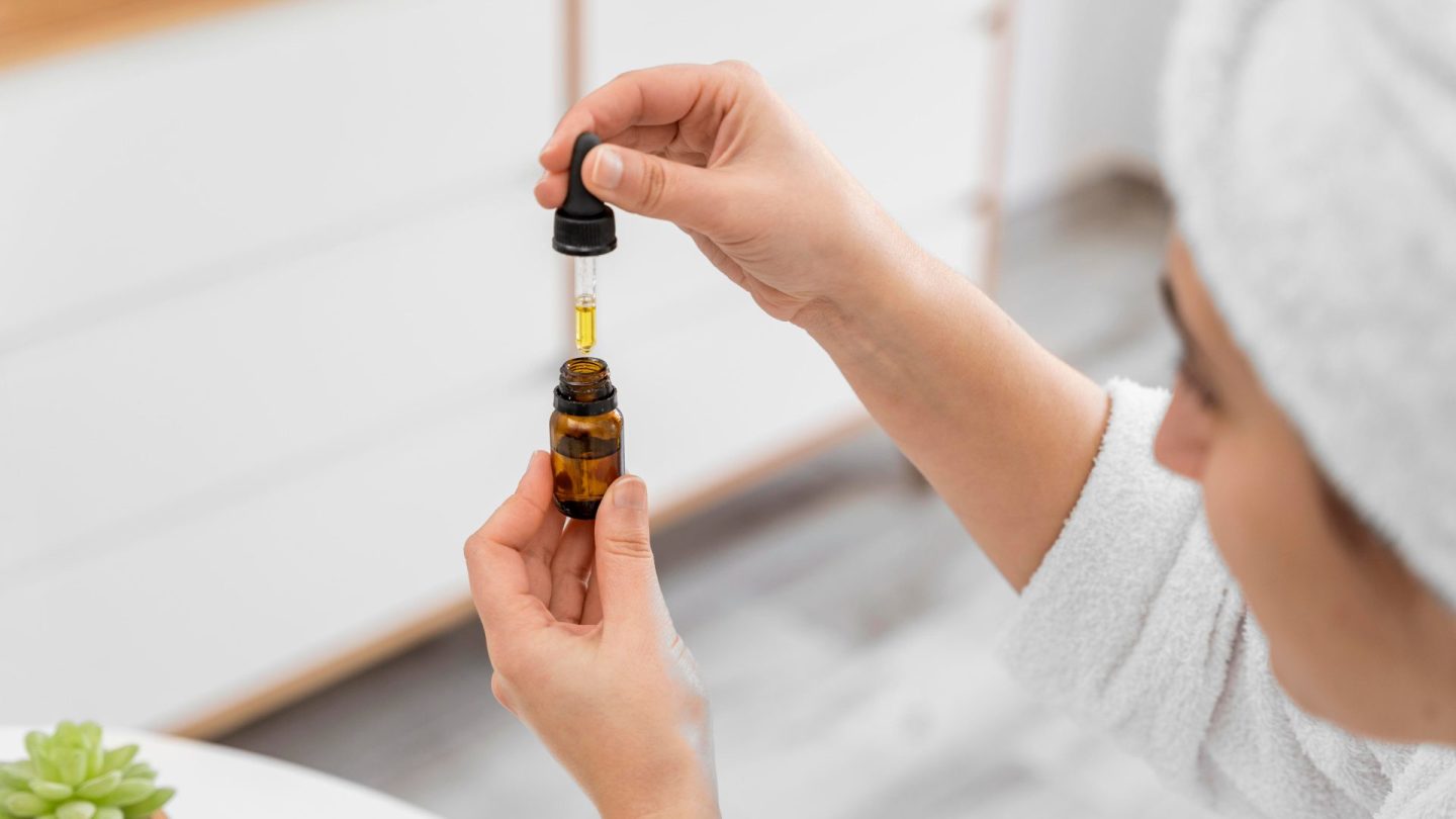 Seorang wanita mengambil sedikit minyak