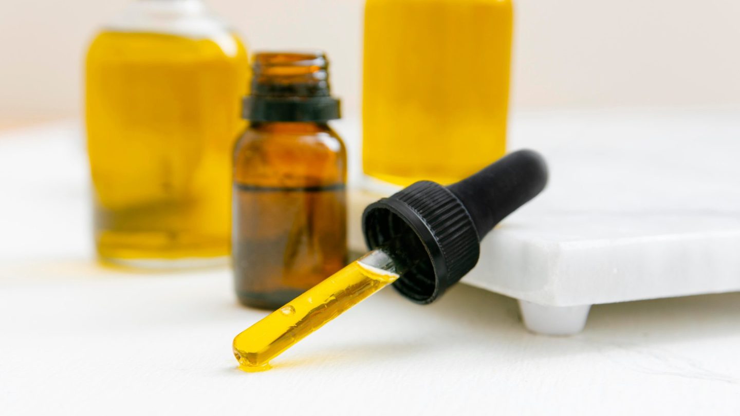 Sebuah pinset dengan minyak siap di tetes