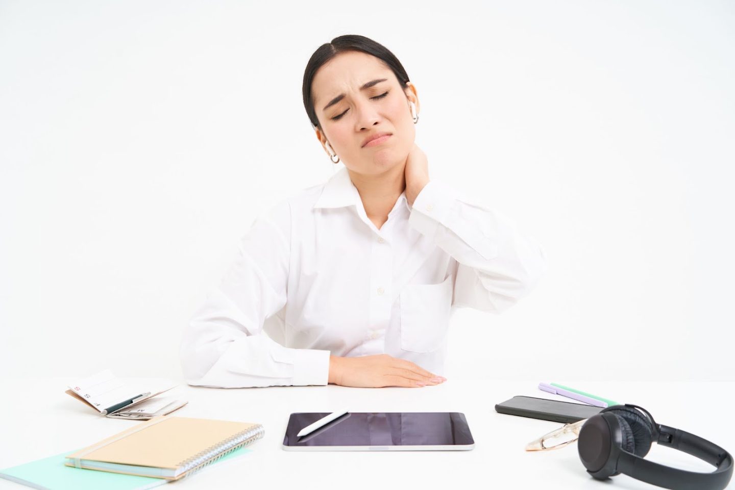 Wanita sakit nyeri leher saat bekerja