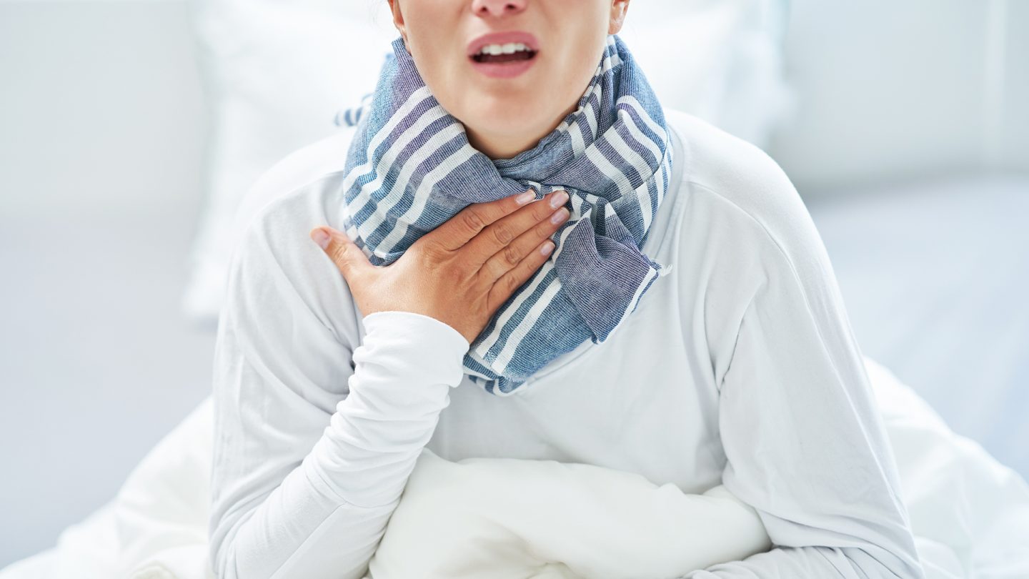 Seorang wanita terlihat sedang merasa sesak sambil memegang leher