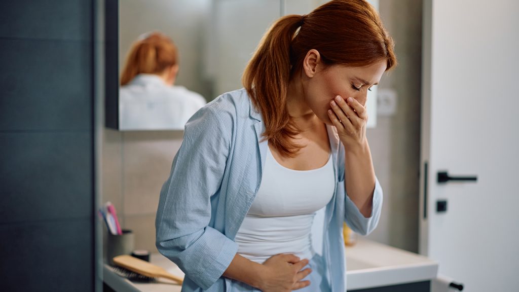 Seorang wanita terlihat sedang mual - mual