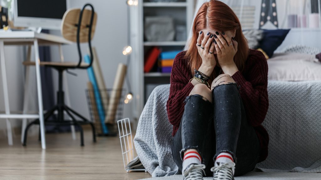 Seorang remaja yang mengalami Quarter Life Crisis