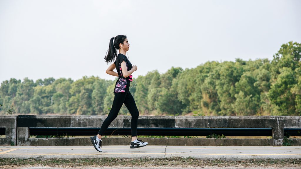 Seorang wanita berlari dipinggir jalan tanpa mengalami cidera