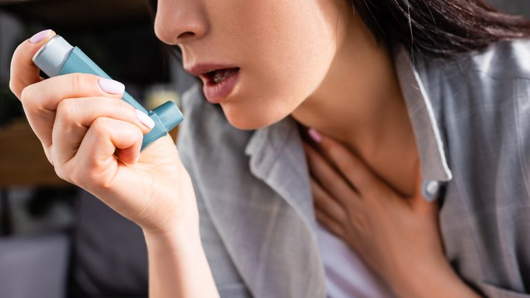 penderita asma menggunakan inhaler untuk meredakan gelasa peradangan